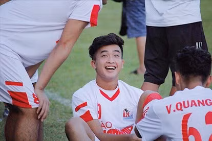 Danh Trung hiện đang thi đấu cho CLB bóng đá Huế dưới dạng cho mượn từ CLB Viettel. Cầu thủ U23 Việt Nam sở hữu chiều cao 1m75 và cực có gu ăn mặc. Bởi thế mà người hâm mộ đùa rằng quần áo gì khoác lên người Trung cũng trở nên đẹp hơn.