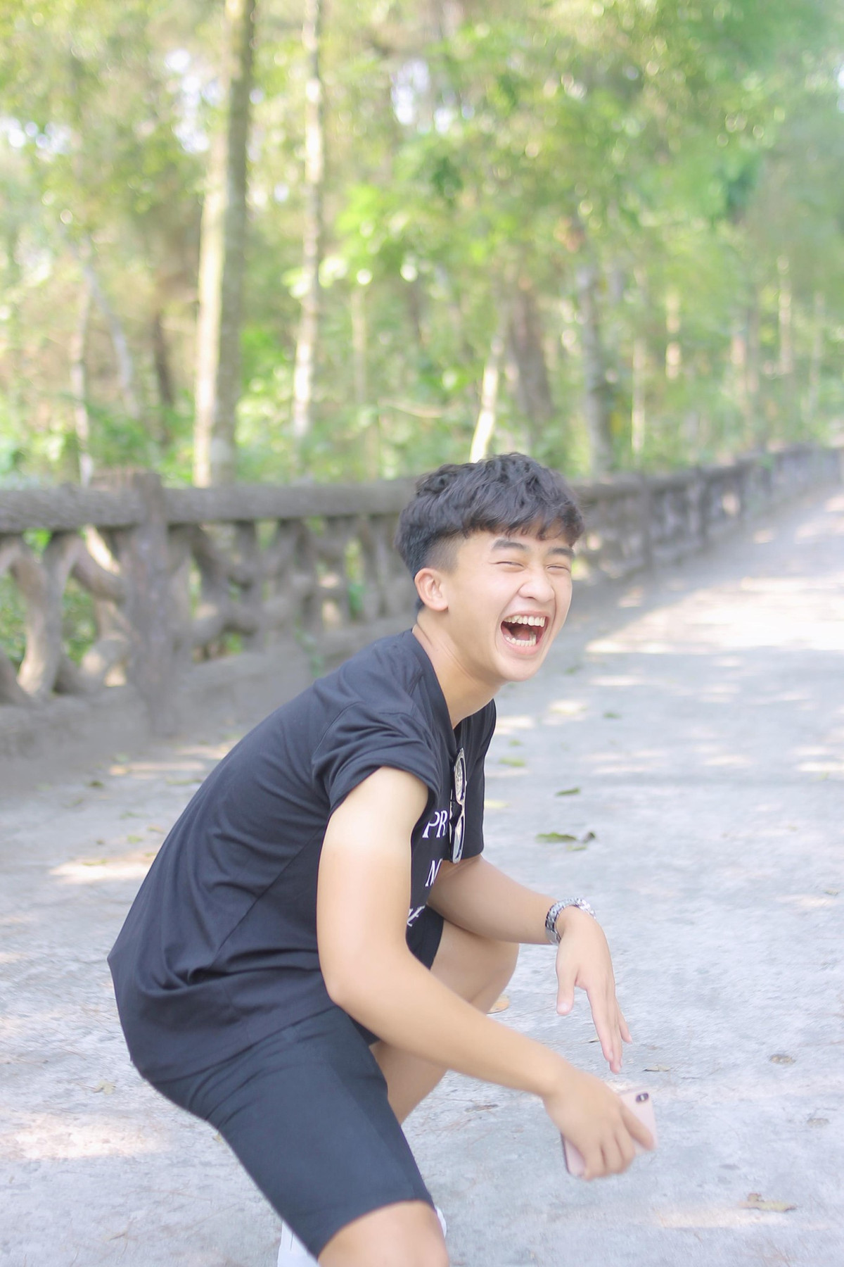 Cầu thủ sinh năm 2000 có đôi mắt hí, mái tóc xoăn và chiếc răng khểnh, khi cười mắt tít lại trông anh giống hệt như các idol Hàn Quốc. Danh Trung là một trong những ứng viên sáng giá cho vị trí visual của đội tuyển Việt Nam.