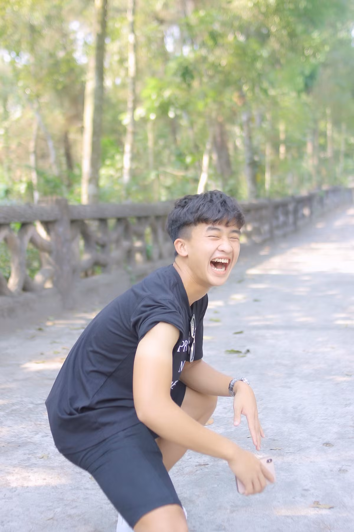 Cầu thủ sinh năm 2000 có đôi mắt hí, mái tóc xoăn và chiếc răng khểnh, khi cười mắt tít lại trông anh giống hệt như các idol Hàn Quốc. Danh Trung là một trong những ứng viên sáng giá cho vị trí visual của đội tuyển Việt Nam.