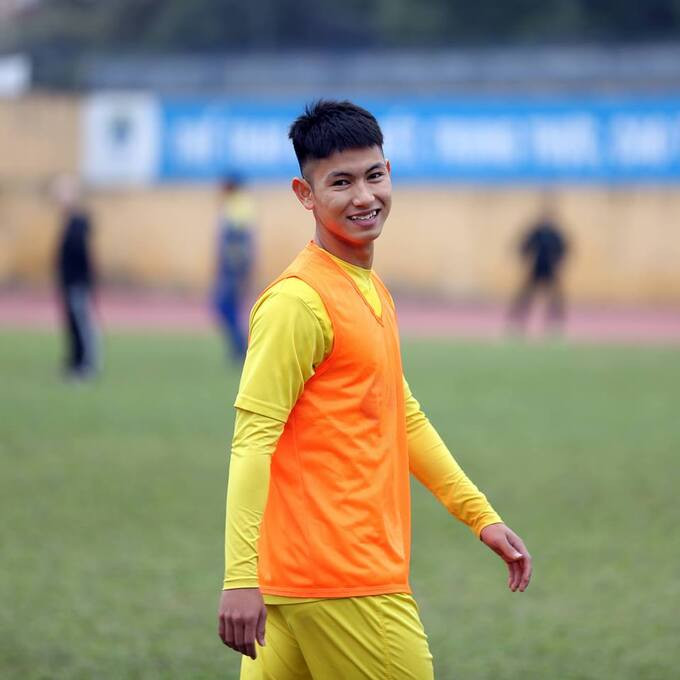 Trọng Hùng dường như là bản sao của Đình Trọng với tính cách bẽn nẽn, nhút nhát và thường xuyên ngại ngùng. Ở CLB, anh cũng được đánh giá là cầu thủ hiền lành, hát hay và đặc biệt khéo tay.