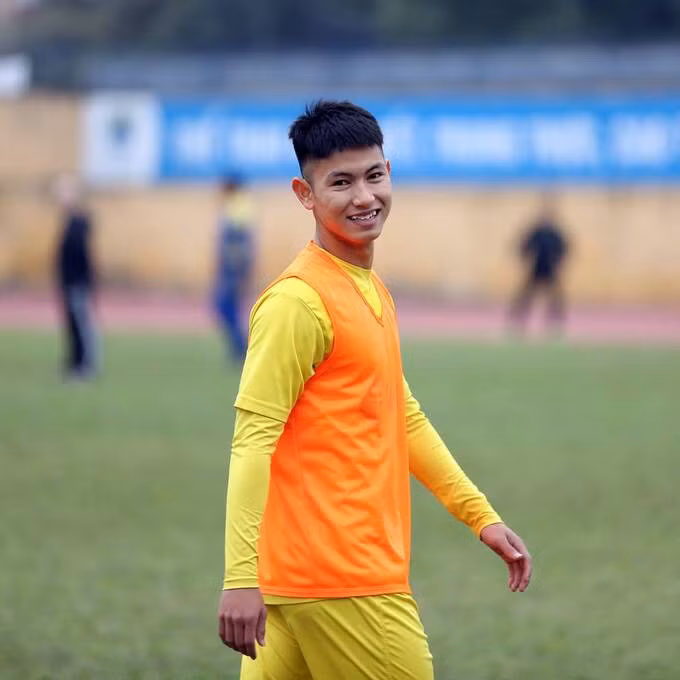 Trọng Hùng dường như là bản sao của Đình Trọng với tính cách bẽn nẽn, nhút nhát và thường xuyên ngại ngùng. Ở CLB, anh cũng được đánh giá là cầu thủ hiền lành, hát hay và đặc biệt khéo tay.