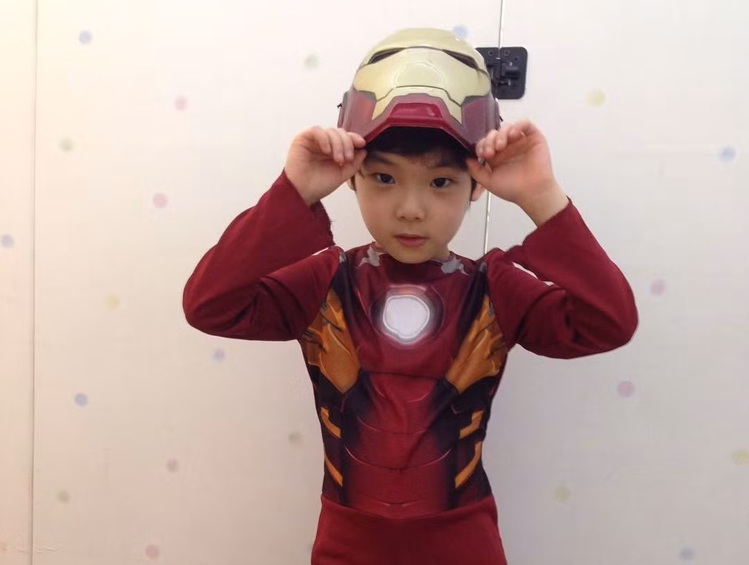 Cậu bé được mời tham gia nhiều chương trình khác nhau, làm người mẫu nhí thời trang...