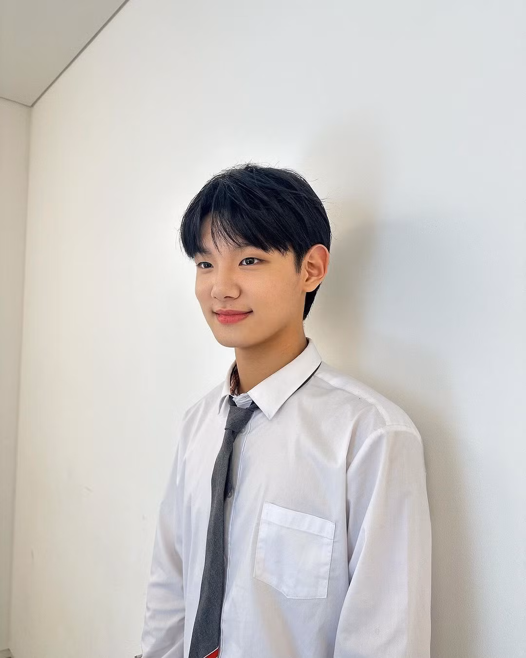 Bên cạnh các hoạt động nghệ thuật, Park Geon Roung vẫn chú ý đến việc học hành, chàng thiếu niên đã tốt nghiệp cấp 2 vào tháng 2 vừa qua.