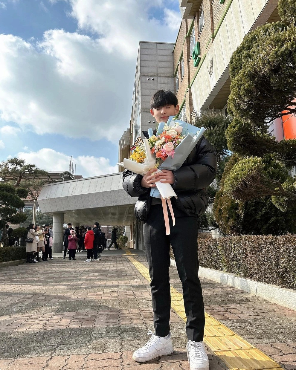 Sinh năm 2008, Park Geon Roung bây giờ đã 16 tuổi, có chiều cao ấn tượng và gu thời trang đầy phong cách.