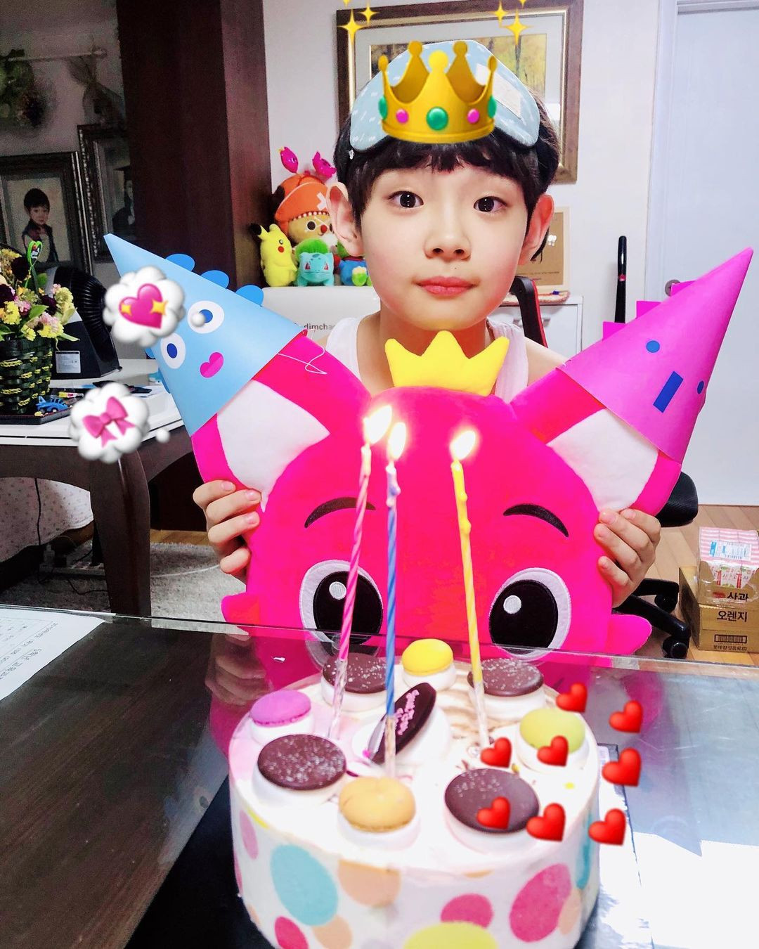 Bé trai đóng chính đó là Park Geon Roung (đến từ Hàn Quốc) - khi đó mới 8 tuổi. Cậu bé sở hữu gương mặt đáng yêu cùng đôi mắt 1 mí - đặc trưng của người Hàn Quốc.