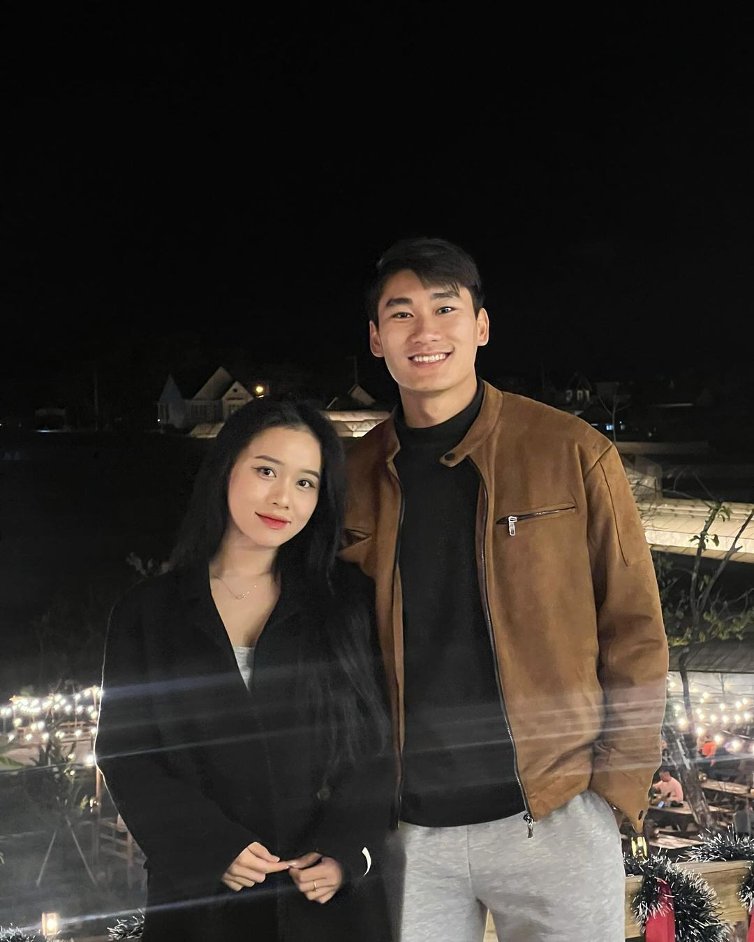 Kể từ đó, cặp đôi không ngại khoe những bức ảnh tình tứ, đi du lịch cùng nhau. Cầu thủ thuộc biên chế CLB Thể Công Viettel còn khoe khoảnh khắc khóa môi bạn gái lên mạng xã hội.