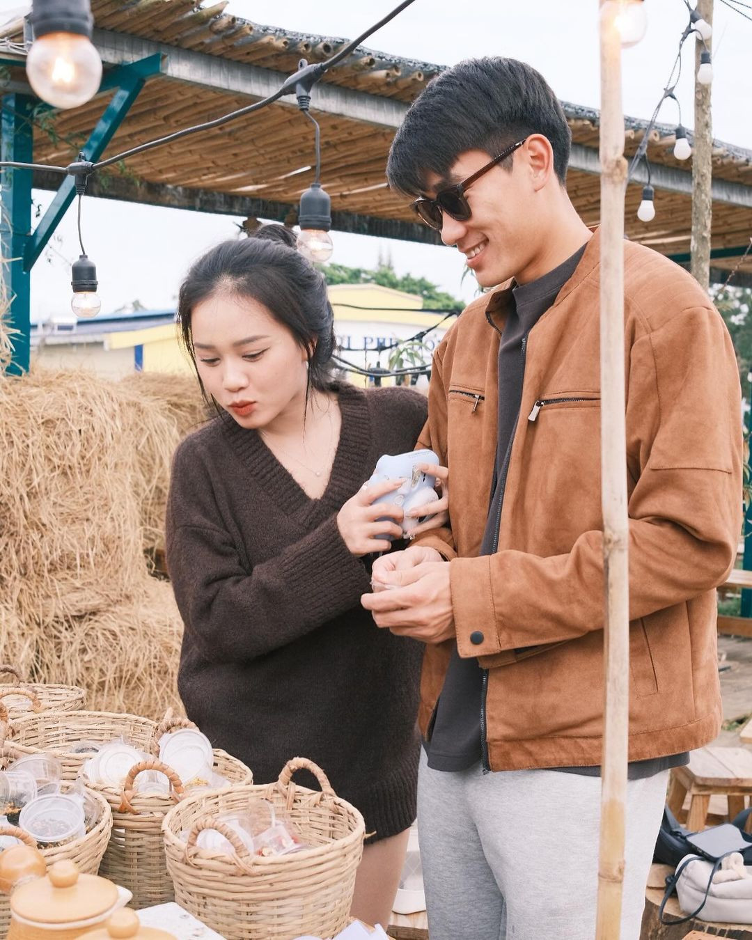 Vào khoảng tháng 8/2023, tiền đạo Nhâm Mạnh Dũng công khai chuyện hẹn hò với nữ sinh ĐH Ngoại thương Đồng Thị Hoa Mỹ.