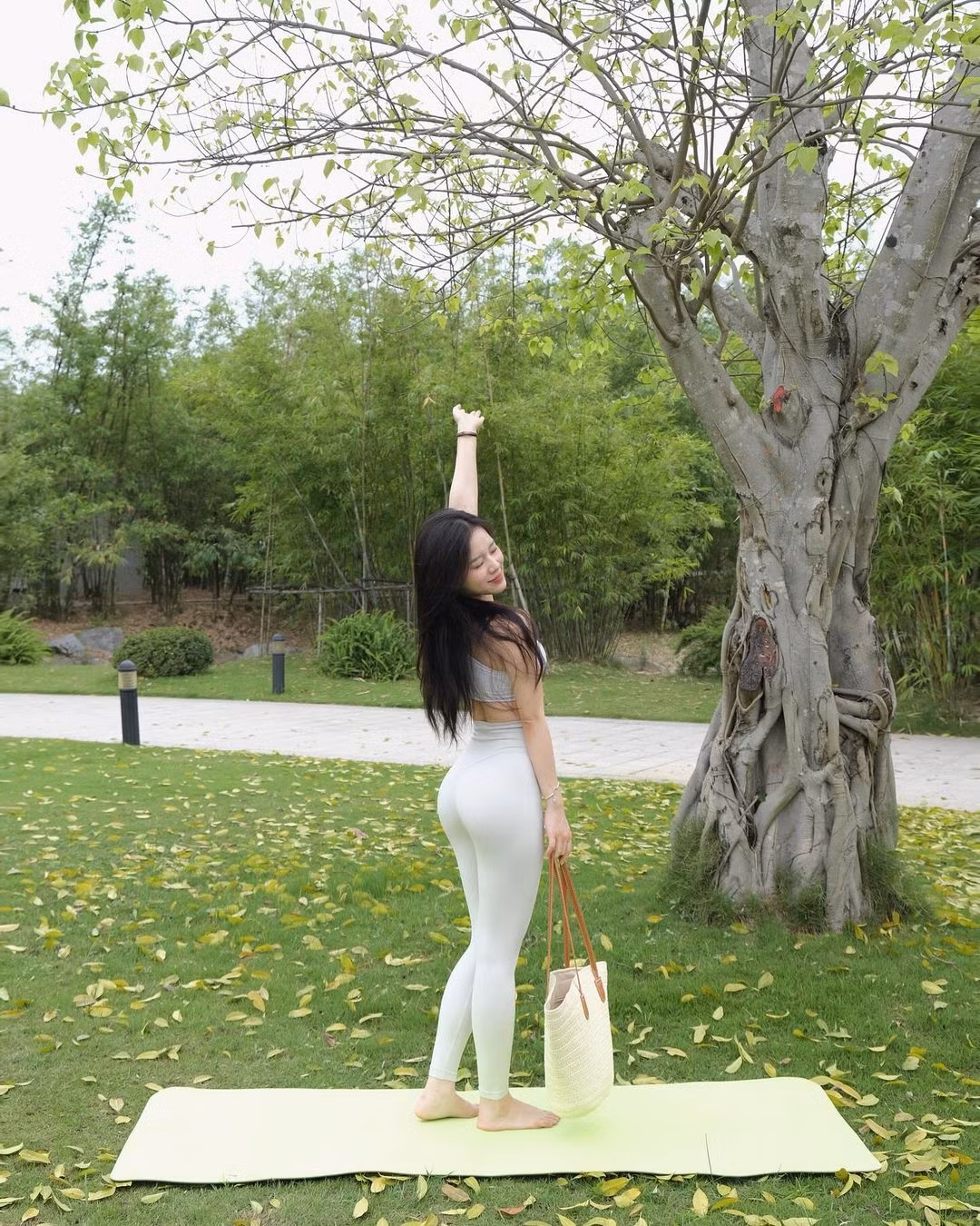 Nàng hot tiktoker thoải mái tạo các dáng chụp ảnh, tự tin khoe vòng 3 căng tràn, cực quyến rũ trên chiếc thảm tập của mình.