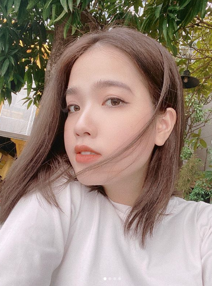 Cuộc sống của hot girl tiệm nail này vẫn diễn ra bình thường sau tin đồn hẹn hò này. Trên trang cá nhân cô nàng thường xuyên chia sẻ hình ảnh xinh đẹp, đi du lịch nhiều nơi cùng bạn bè cùng với đó là hoạt động kinh doanh online.