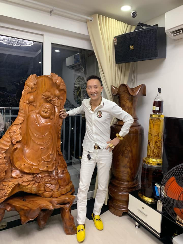 Anh thường xuyên lên Facebook khoe tiền, khoe xe, khoe vàng thậm chí quay clip đi đòi nợ, dạy đời theo kiểu giang hồ cực kỳ phản cảm.