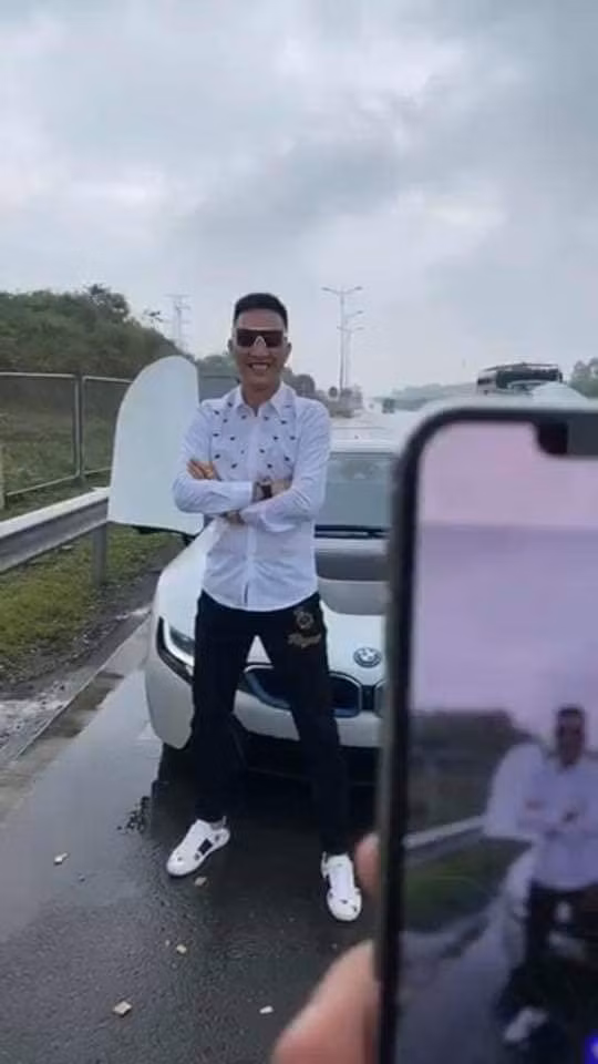 Dừng xe trên cao tốc chụp, Huấn Hoa Hồng bị chỉ trích không thương tiếc Dung xe tren cao toc chup, Huan Hoa Hong bi chi trich khong thuong tiec