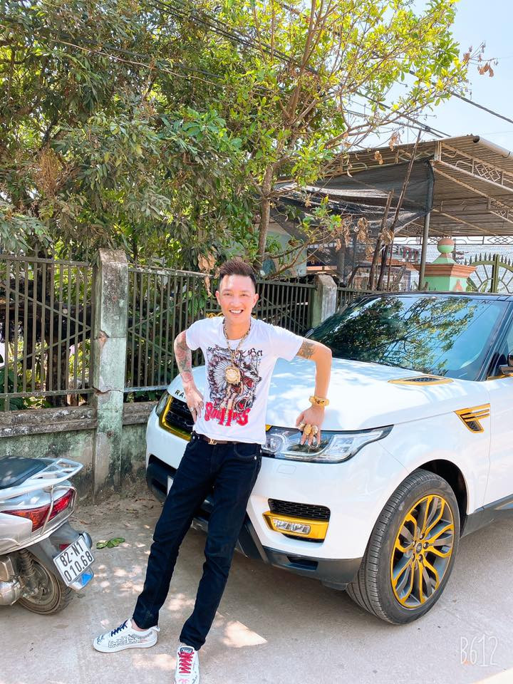 Nhiều người cũng tinh ý nhận ra rằng chiếc siêu xe từ thương hiệu BMW được Huấn khoe trên mạng xã hội không mang biển kiểm soát.