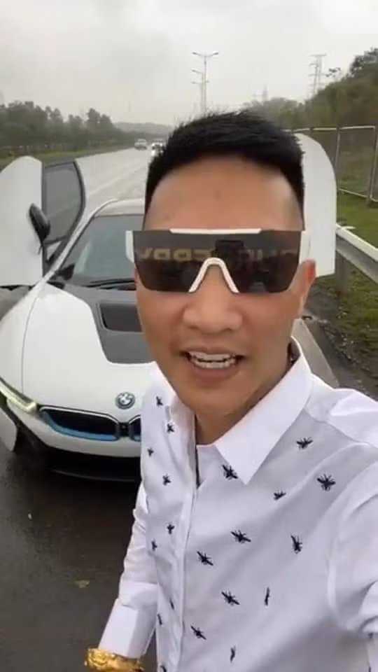 Ngay sau khi được đăng tải, bài viết đã thu hút một lượng tương tác lớn. Rất nhiều người bức xúc vì hành động của giang hồ mạng Huấn Hoa Hồng, cho rằng anh "điếc không sợ súng" vì trước đó, Khá Bảnh cũng từng có hành động tương tự trên cao tốc Hà Nội - Hải Phòng và bị công an triệu tập.