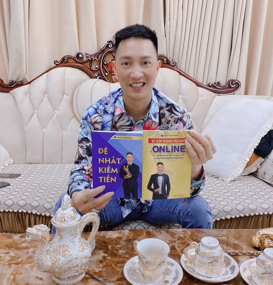 Mới đây, Huấn Hoa Hồng xuất bản bộ sách dạy làm giàu rồi công khai giá bán là 800.000 đồng. Hành động này của Huấn ngay lập tức trở thành chủ đề bàn tán.