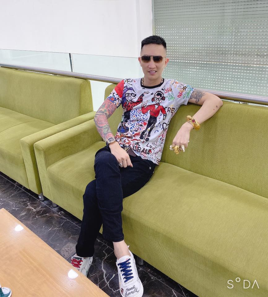 Nhiều người cho rằng một giang hồ mạng xã hội, hiểu biết hạn chế mà xuất bản sách, phổ biến kiến thức là điều khó chấp nhận.