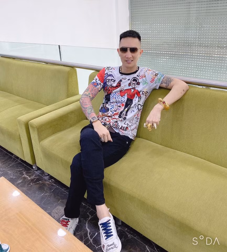 Nhiều người cho rằng một giang hồ mạng xã hội, hiểu biết hạn chế mà xuất bản sách, phổ biến kiến thức là điều khó chấp nhận.