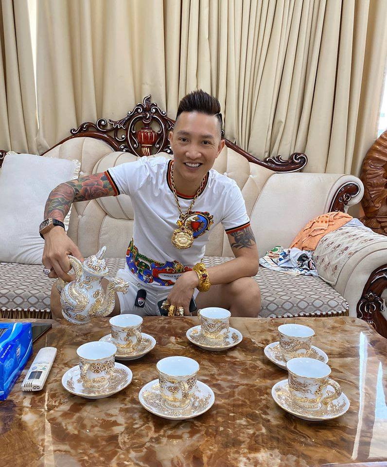 Kể từ khi nổi tiếng trên mạng xã hội, giống như các giang hồ mạng khác, Huấn Hoa Hồng vấp phải rất nhiều chỉ trích của cộng đồng mạng.