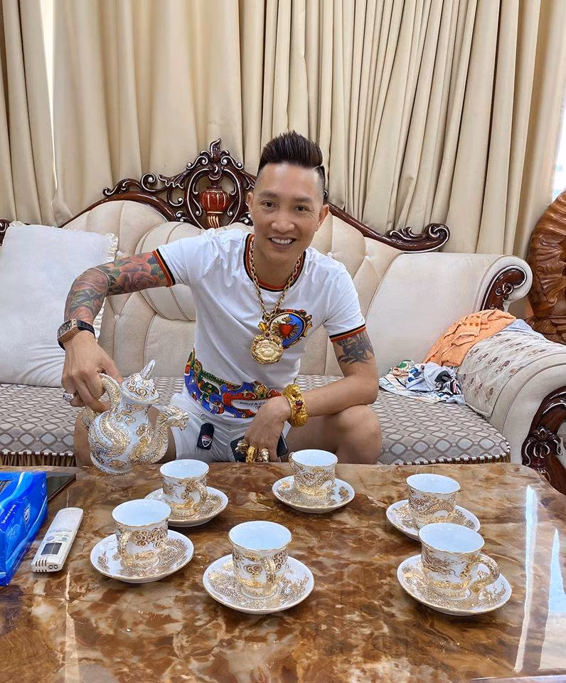 Kể từ khi nổi tiếng trên mạng xã hội, giống như các giang hồ mạng khác, Huấn Hoa Hồng vấp phải rất nhiều chỉ trích của cộng đồng mạng.