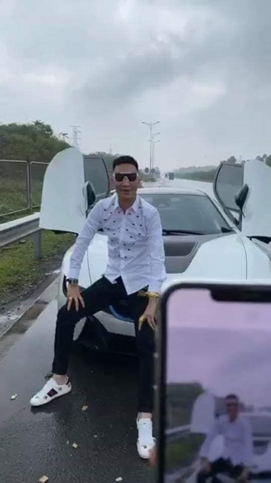 "Nhận thức kém thế này mà cũng đòi đi viết sách dạy người khác làm giàu đây. Đúng là không thể hiểu nổi", "Yêu cầu lực lượng chức năng sớm xử lý các đối tượng này để xã hội yên ổn" - Cộng đồng mạng bức xúc bình luận.