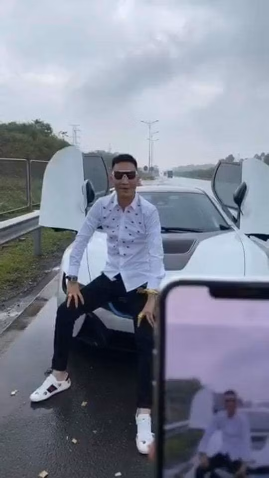 "Nhận thức kém thế này mà cũng đòi đi viết sách dạy người khác làm giàu đây. Đúng là không thể hiểu nổi", "Yêu cầu lực lượng chức năng sớm xử lý các đối tượng này để xã hội yên ổn" - Cộng đồng mạng bức xúc bình luận.