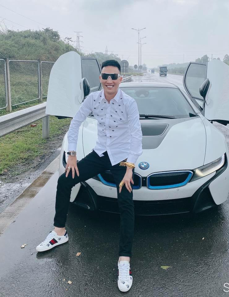 Không chỉ có vậy, Huấn Hoa Hồng còn ngang nhiên đăng tải hình ảnh lên trang mạng xã hội cá nhân. Hành động của anh được nhận xét là gây nguy hiểm cho bản thân và người tham gia giao thông khác.