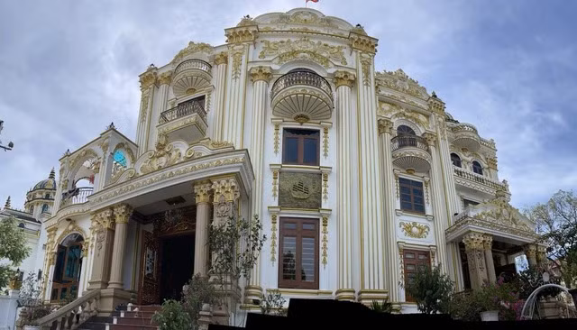 Ngoài 2 biệt thự nổi bật, phía ngoài mặt đường chính của ngôi làng còn có các tòa lâu đài, biệt thự khác.