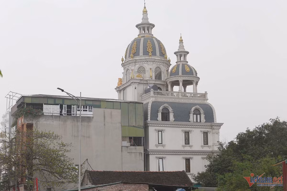 Bên ngoài các chi tiết được trang trí, sơn, đắp nổi công phu với tông màu trắng - vàng.