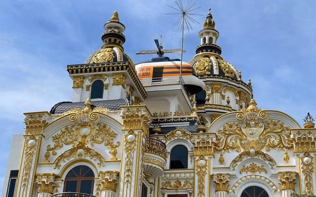 Quần thể này gồm 3 tòa lâu đài trong đó 2 toà xây dựng sát nhau. Một tòa nằm độc lập, cách 2 tòa kia bởi đầm sen nhỏ và con đường làng đổ bê tông rộng khoảng 3m.