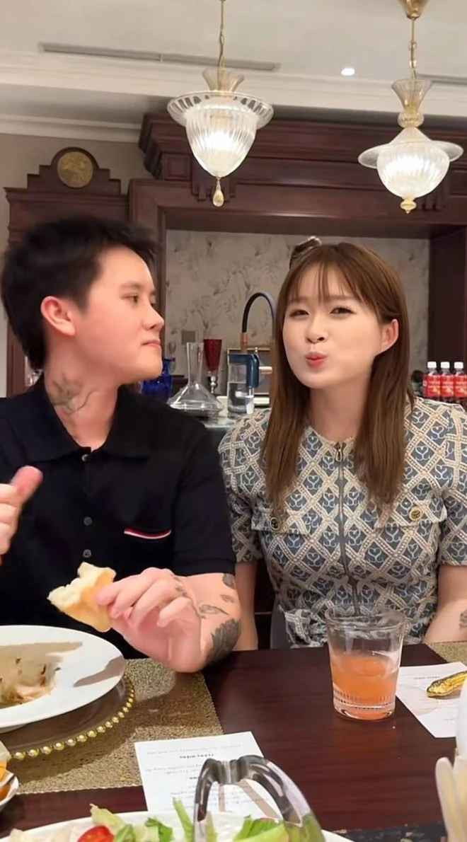 Mới đây, Chao (Châu Anh), một trong những rich kid ''ngậm thìa vàng'' nổi tiếng nhất mạng xã hội, đã khiến cộng đồng mạng "sôi sục" khi rinh cả một bữa tiệc vô cùng sang trọng về nhà.