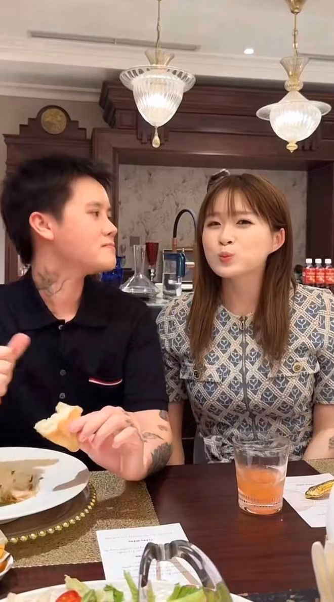 Mới đây, Chao (Châu Anh), một trong những rich kid ''ngậm thìa vàng'' nổi tiếng nhất mạng xã hội, đã khiến cộng đồng mạng "sôi sục" khi rinh cả một bữa tiệc vô cùng sang trọng về nhà.