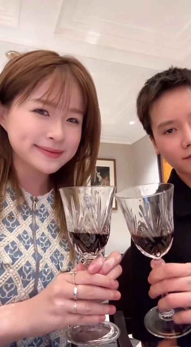 Bên cạnh đó cũng có không ít ý kiến cho rằng với mức giá 15 triệu đồng cho 5-6 người ăn là rẻ so với chất lượng dịch vụ và món ăn được cung cấp. Chưa kể, bữa tiệc còn được phục vụ tận tình, các món ăn không quá xa hoa nhưng khá ổn cho một bữa tối ấm cúng.