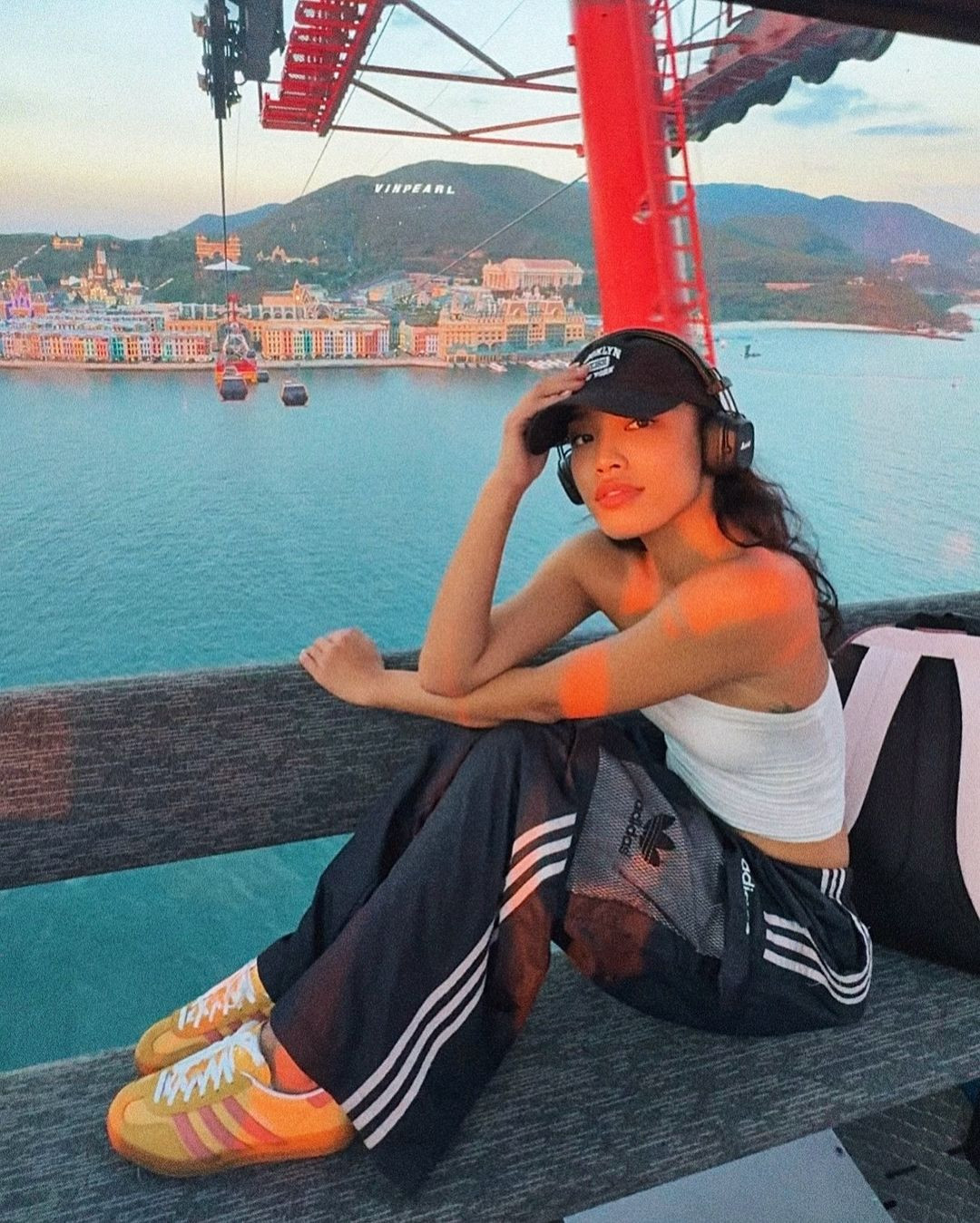 Lilthu được chú ý bởi vẻ ngoài sành điệu, làn da ngăm và gu thời trang đậm chất Mỹ.