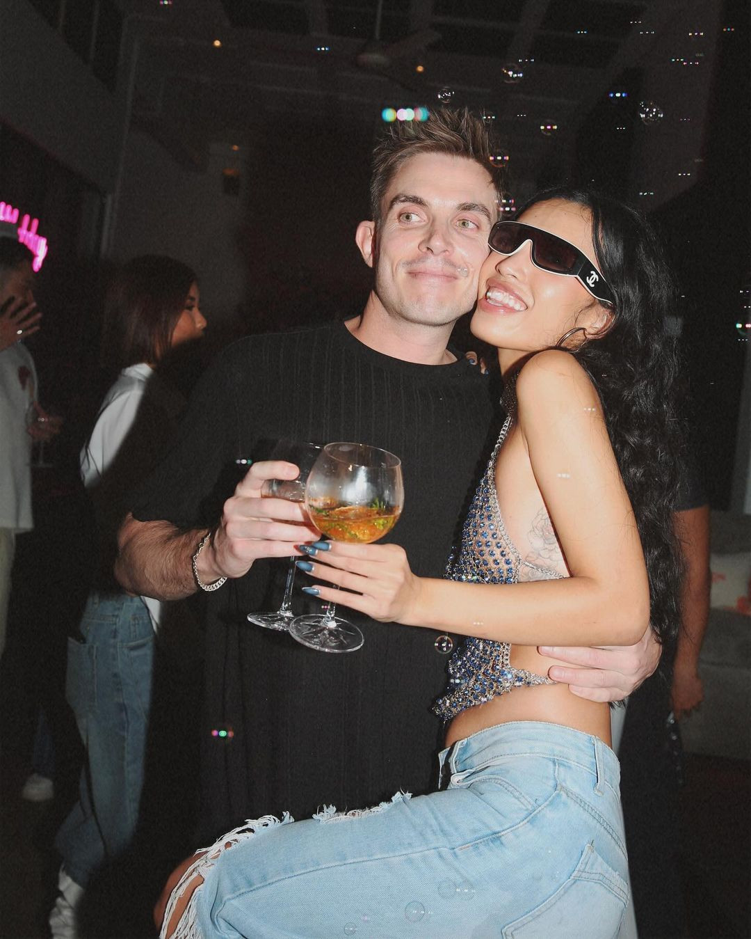 Cô nàng đã hẹn hò 5 năm với bạn trai và mới đây, bạn trai đã chính thức cầu hôn cô nàng.