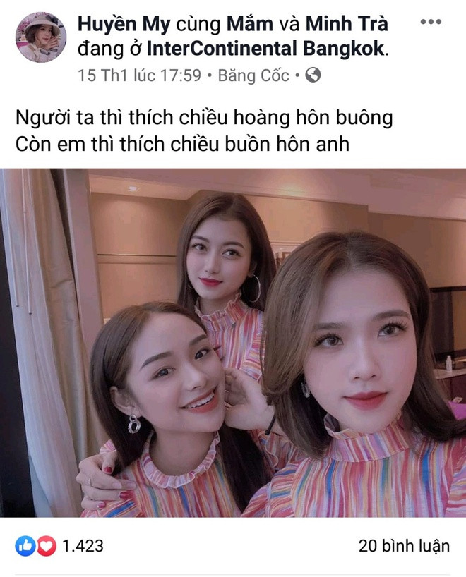 Trước trận U23 Việt Nam gặp U23 Triều Tiên, Huyền My cũng bất ngờ check-in Bangkok cùng bạn bè sau đó bị bắt gặp trên khán đài cổ vũ cho các cầu thủ Việt Nam.