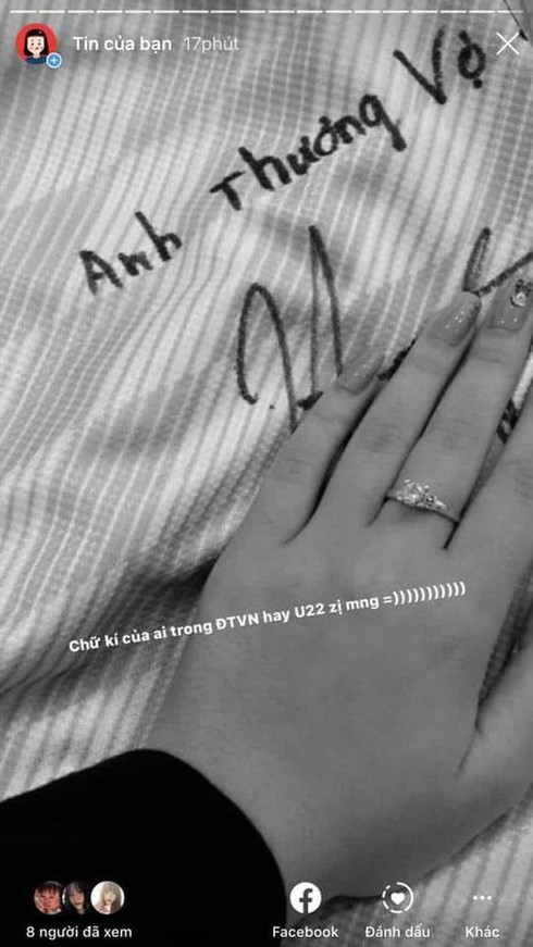 Trước đó, Huyền My từng khoe chiếc áo đấu có chữ ký kèm dòng "Anh thương vợ" vô cùng ngọt ngào. Soi kỹ, người hâm mộ cho rằng đây chính là chữ của cầu thủ Quang Hải chứ chẳng lệch đi đâu được. Một đoạn tin nhắn giữa nam cầu thủ và hot girl cũng xuất hiện trong thời điểm SEA Games 30 đang diễn ra khiến tin đồn hẹn hò càng có thêm cơ sở.