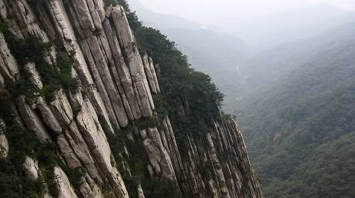 Tung Sơn từng được xem là “Đệ nhất danh sơn” của Trung Hoa, tọa lạc tại Đăng Phong, Trịnh Châu, Hà Nam, bên bờ sông Hoàng Hà. Đỉnh Tuấn Cực là nơi cao nhất của núi với 1.491,7m trên mực nước biển.