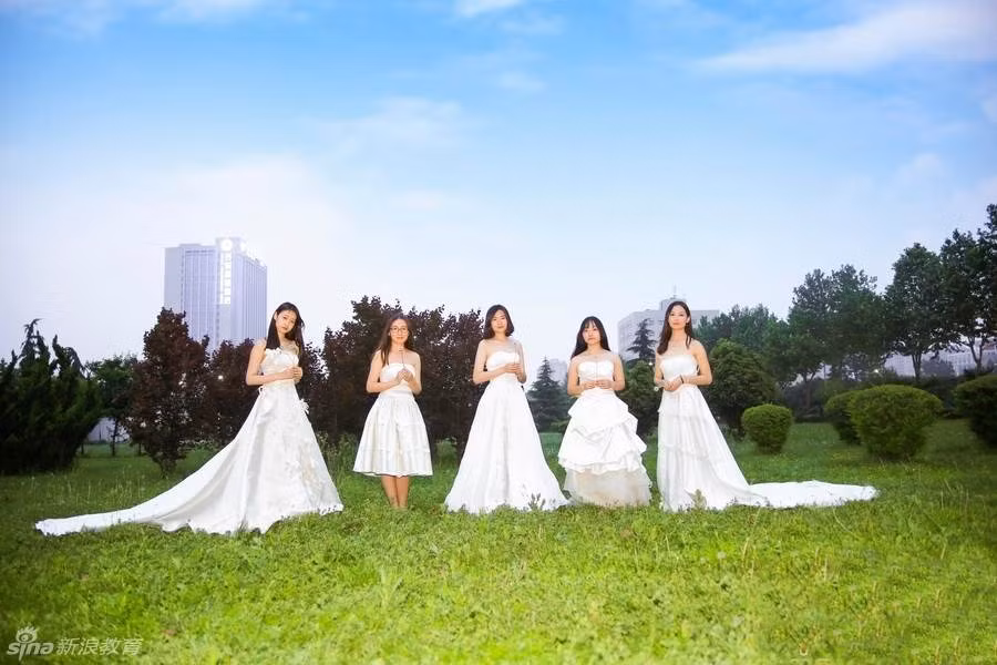 Sở dĩ cầu kỳ như vậy là bởi họ muốn, vài năm sau nhìn lại, họ vẫn còn nhớ kỹ, mùa hè năm ấy dưới ánh nắng mặt trời, họ đã từng cùng nhau nở nụ cười thanh xuân.