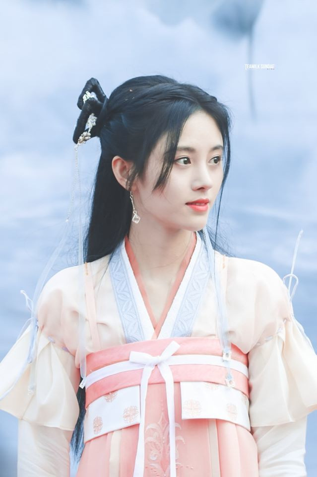 Cúc Tịnh Y là nữ diễn viên gốc Tứ Xuyên, chính thức bước vào showbiz năm 19 tuổi với vai trò ca sĩ thần tượng trong nhóm nhạc SNH48. Cúc Tịnh Y được một trang báo Nhật gọi là "thần tượng 4000 năm có một" nhưng do sự sai sót khi dịch, cô được gọi là "mỹ nữ 4000 năm có một" và bắt đầu gây chú ý trên khắp diễn đàn. Nhan sắc của nữ diễn viên cũng tạo ra nhiều tranh cãi.