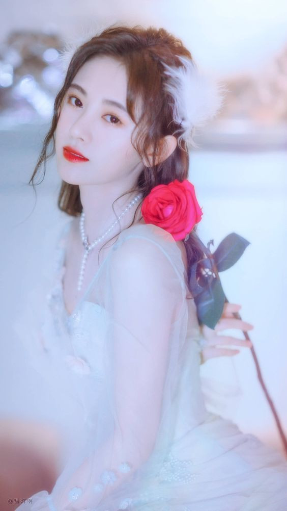 Cả Park Min Young và Cúc Tịnh Y đều là 2 mỹ nhân có màn "lột xác" thành công nhất showbiz Hàn - Trung. Nhan sắc ngày càng thăng hạng giúp hai cô gái thu về lượng fan lớn, sự nghiệp thêm phần phát triển.