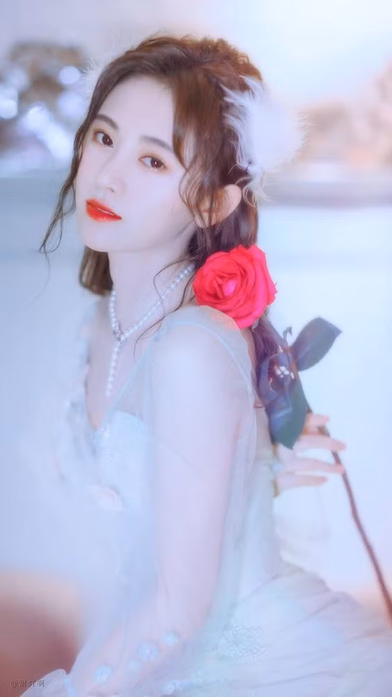 Cả Park Min Young và Cúc Tịnh Y đều là 2 mỹ nhân có màn "lột xác" thành công nhất showbiz Hàn - Trung. Nhan sắc ngày càng thăng hạng giúp hai cô gái thu về lượng fan lớn, sự nghiệp thêm phần phát triển.