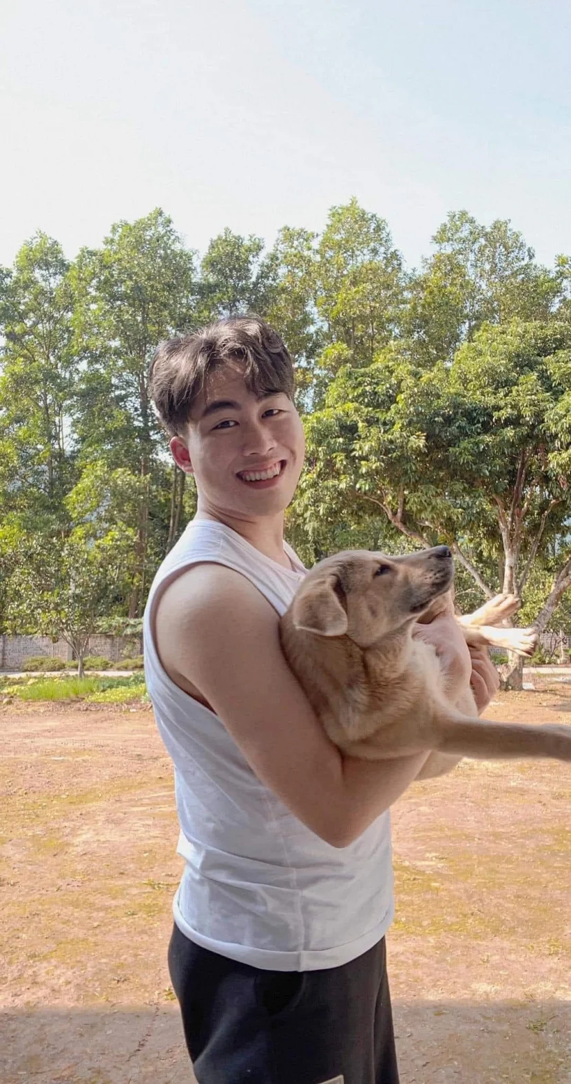 Thế nhưng, trái ngược với hình ảnh trên các clip tự đăng tải, hình ảnh chủ tài khoản Nam đẹp trai gần đây được tiết lộ khiến nhiều người bất ngờ.