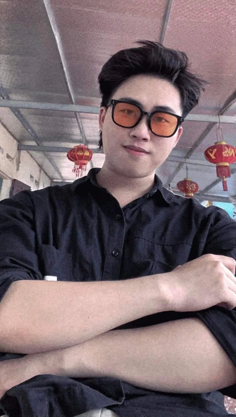 Nhiều người cho rằng anh cố tình làm mình xấu đi để tạo nên nét độc đáo, khiến người khác chú ý.