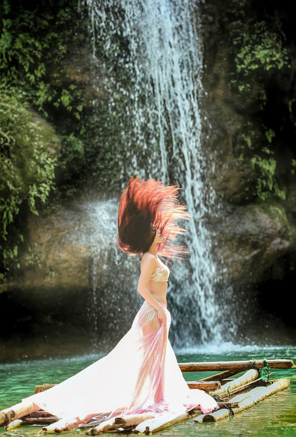 Góc chụp cũng như hiệu ứng ánh sáng càng làm tôn lên vóc dáng nuột nà của cô gái.