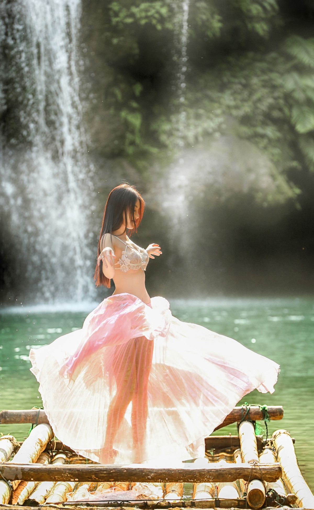 Khoe dáng ở thác Nàng Tiên, hot girl xinh đẹp ngỡ “thiên thần“ Khoe dang o thac Nang Tien, hot girl xinh dep ngo “thien than“