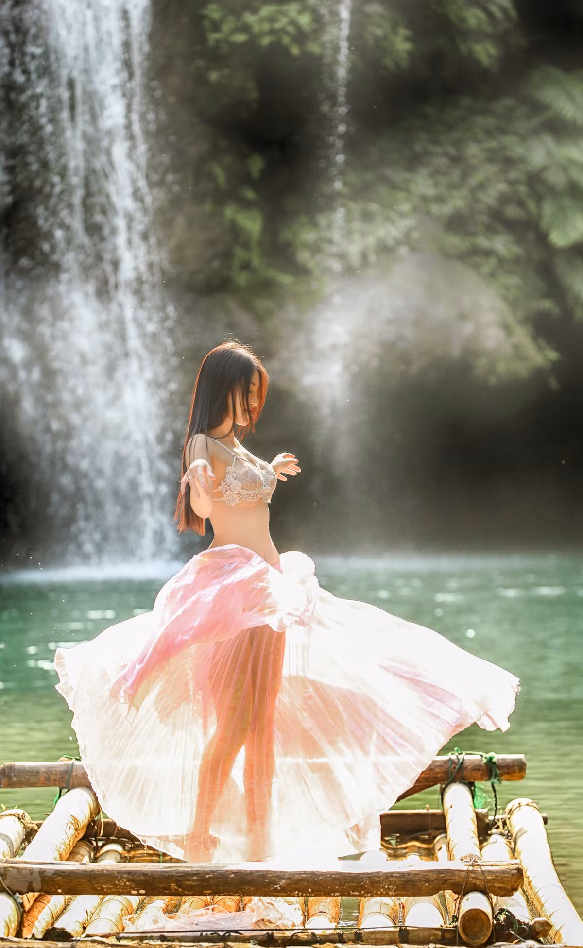 Khoe dang o thac Nang Tien, hot girl xinh dep ngo “thien than“