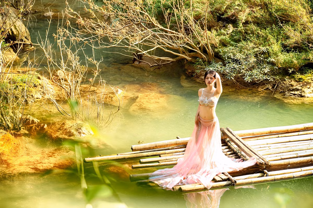 Trang phục được Thùy Linh lựa chọn khá gợi cảm, khéo khoe đường cong cơ thể nhưng không gây phản cảm với người xem.