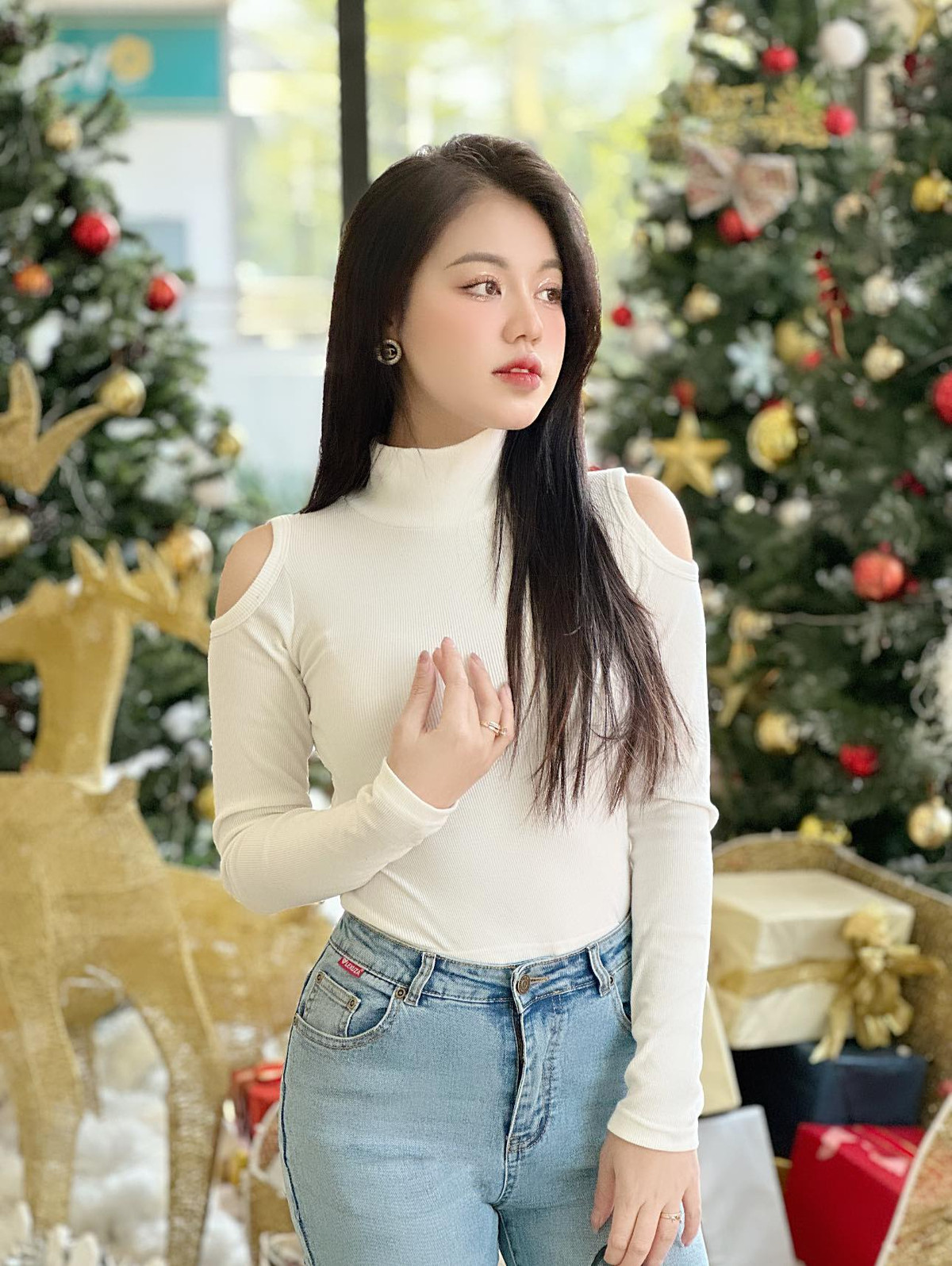 Tuy nhiên, là một người mẫu ảnh với phong cách khá quyến rũ, không ít lần nàng mẫu nhận phải những bình luận tiêu cực. Tuy nhiên không vì vậy mà Thùy Linh cảm thấy khó chịu: "Chắc chắn là khi xác định làm mẫu ảnh nhất là mẫu ảnh sexy thì sẽ có rất nhiều lời nói, hành động khiếm nhã đối với bản thân em. Những lời nói bình luận thì em mặc kệ thôi vì việc của em thì em làm, em không để tâm tới lời nói của người ngoài."