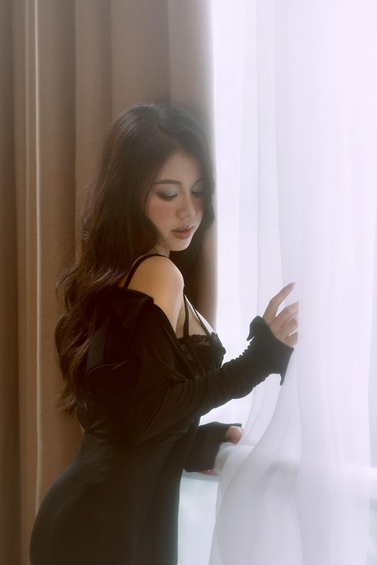 Cô nàng sinh năm 2000 sở hữu chiều cao 1m62, tuy không quá nổi bật thế nhưng nhờ vào tỷ lệ cơ thể cân đối, Thùy Linh dễ dàng cân mọi outfit.