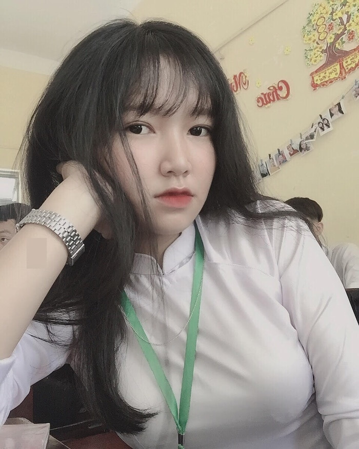 Thất bại trong tình cảm, Thảo Nguyên biết rằng lý do nằm ở ngoại hình của mình, cô lên kế hoạch thay đổi hoàn toàn bản thân. Gái xinh 2K2 bắt đầu lên mạng tìm hiểu cách làm trắng da an toàn, học trang điểm và đổi phong cách ăn mặc.