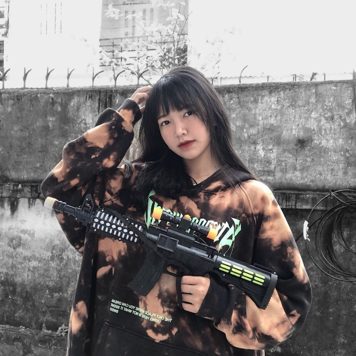 Trong khi các bạn khoe da trắng trẻo, phổng phao thì Thảo Nguyên vẫn đen nhẻm, thân hình gầy gò, kém bắt mắt. Thế nhưng lúc này, cô nàng vẫn chưa quá quan tâm về ngoại hình.